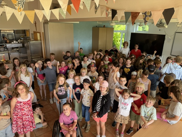 Kinder laufen für Kinder  – Spendenscheck für Kamerun